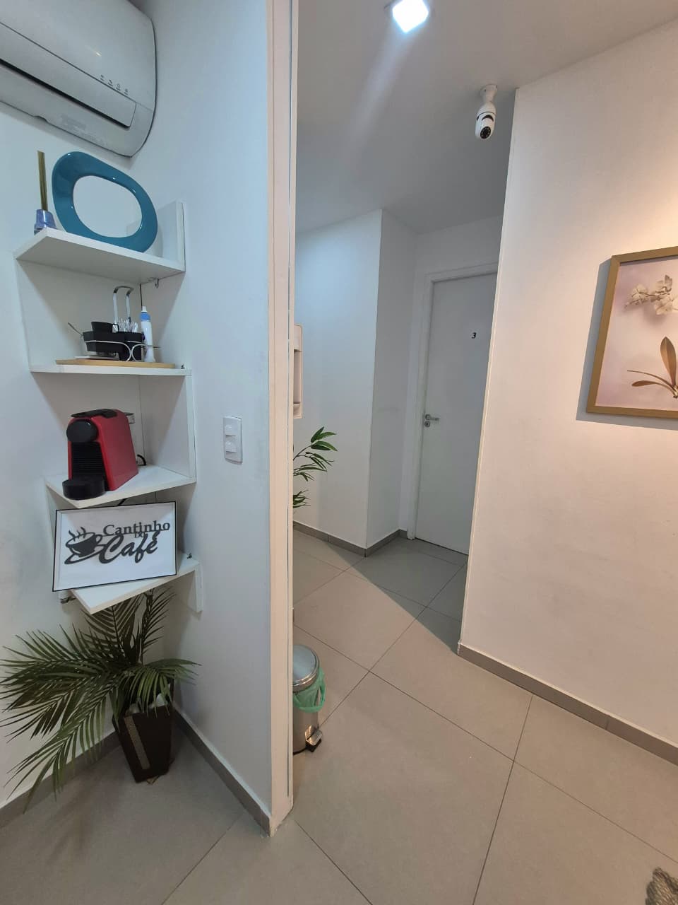 Área de espera com assentos e decoração