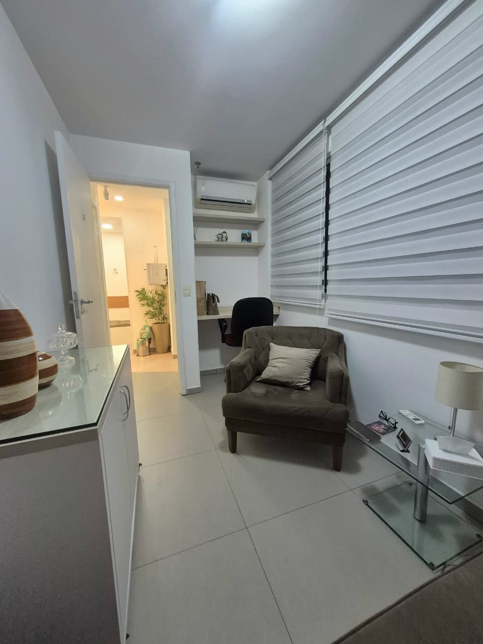 Sala de atendimento com sofá e poltrona